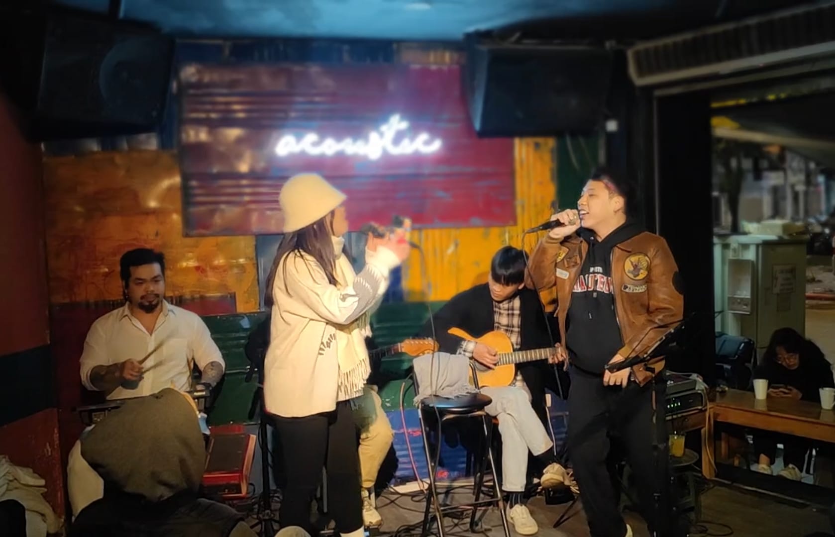 [☕️🇻🇳] Acoustic Cafe 236 Hàng Bông 🥤 Top1Coffee ☕️ – Anh ơi, em muốn hát bài Qua Đêm Nay 1 mình..– Không được, có những việc em không thể làm 1 mình được!!!Đúng vậy, Acoustic  , shares-0✔️ , likes-18❤️️ , date-2024-01-30 09:34:15🇻🇳🇻🇳🇻🇳📰🆕