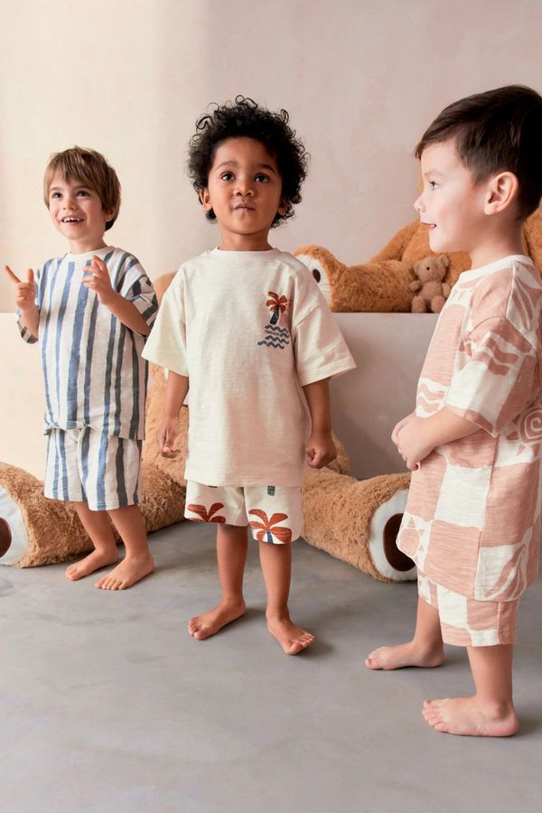 [🆕🇻🇳] Bishop-Chuyên hàng hiệu UK có sẵn cho bé 🧑‍🧒❤️️👶⭐️ Các set gồm 3 mẫu cộc với những họa tiết rất đáng yêu và xinh xắn cho bé đây các mom ơi. Chất vải thoáng mát để bé vận động Hàng Nexxt nhận order các sz 9- , shares-0✔️ , likes-1❤️️ , date-2024-04-02 05:13:28🇻🇳🇻🇳🇻🇳📰🆕