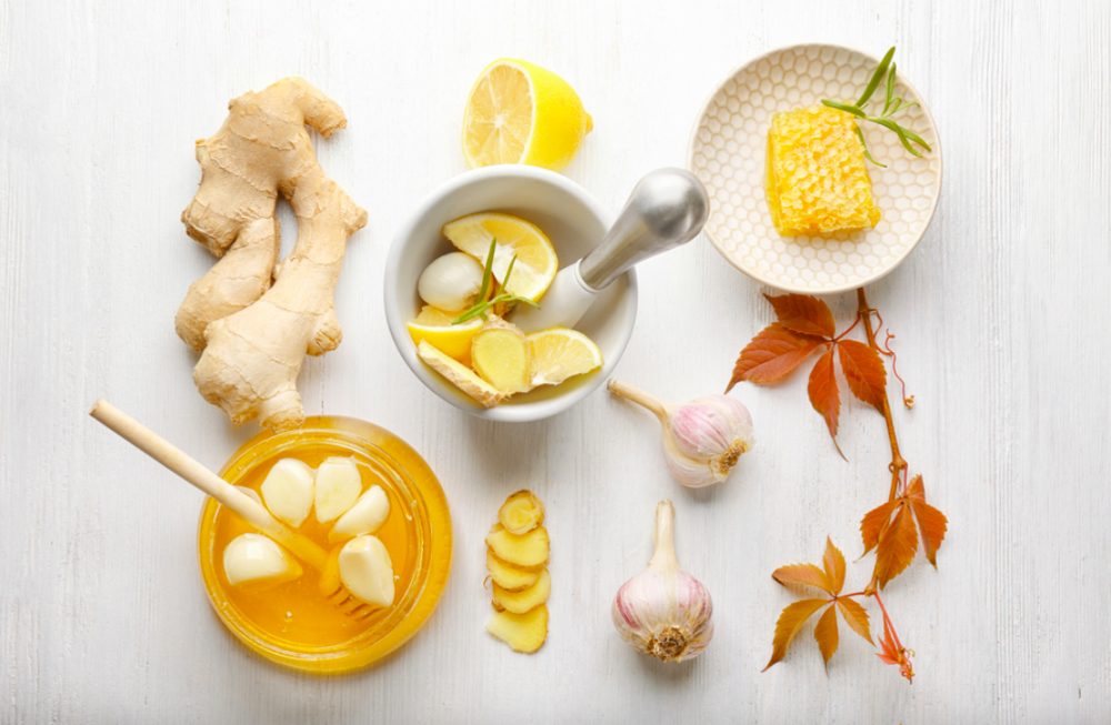 Da mụn nên đắp mặt nạ gì? Tỏi và mật ong