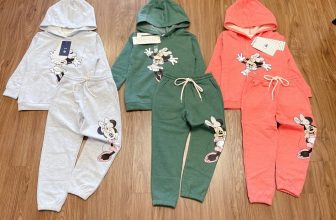 [🆕🇻🇳] ColorKids – Chuyên VNXK sỉ lẻ đồ cho bé 😎❤️️⭐️ Bộ nỉ MLB xuất Hàn cho bé gái, chất rất đẹp luôn không cần nói nhiều ạ! Chất nỉ & nỉ da cã mềm, hình in sắc nét, bo chun và dây rút thật. Màu nào cũng  , shares-0✔️ , likes-1❤️️ , date-2021-11-25 14:32:39🇻🇳🇻🇳🇻🇳📰🆕