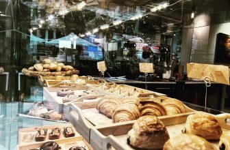 [☕️🇻🇳] GẤU Coffee – Bakery 🥤 Top1Coffee ☕️ Bánh tươi sản xuất thủ công hàng ngày tại GAU !
Ps: chúng tôi cũng tự rang cà phê   nguyên chất, tươi mới hàng tuần tại xưởng Gấ , shares-0✔️ , likes-11K❤️️ , date-2022-03-28 21:41:06🇻🇳🇻🇳🇻🇳📰🆕