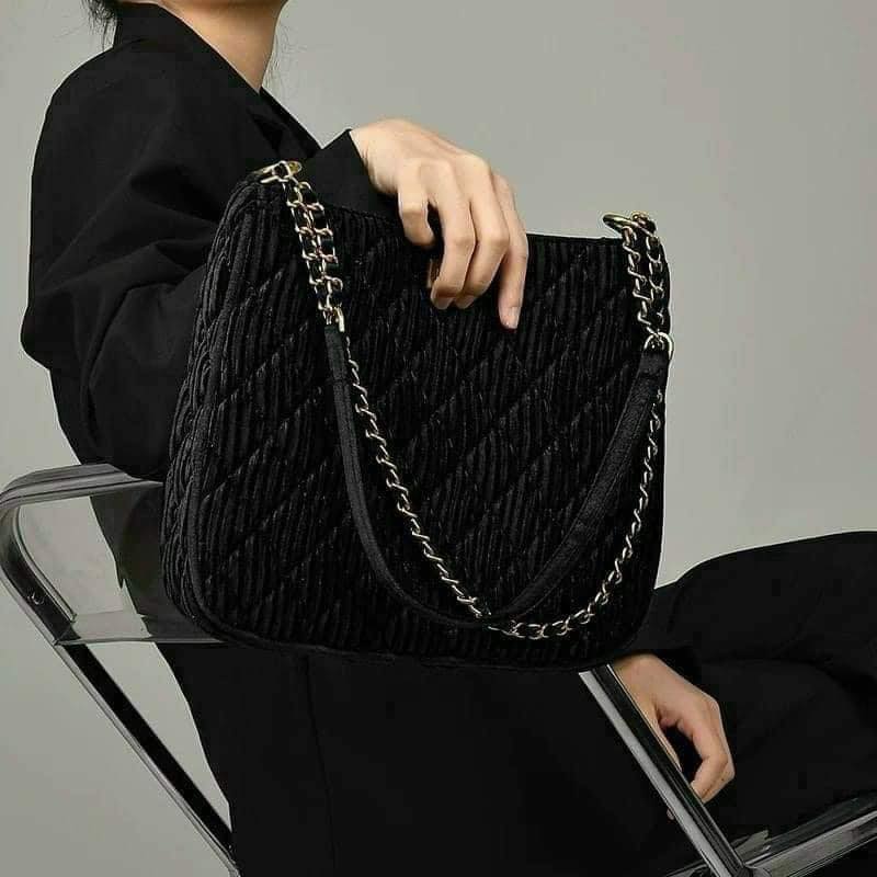 [🆕🇻🇳] Shop Bin&Bon Made in Việt Nam, Cambodia 😎❤️️⭐️ Túi xịn cho các chị em đây  URBAN REVIVO HOBO CHẤT NHUNG
chỉ 2xx
Sang xỉu luôn ớ trời
Chất đẹp xuất sắc,  form dáng đẹp miễn bàn luôn
Brand này còn xị , shares-1✔️ , likes-8❤️️ , date-2023-01-23 00:20:59🇻🇳🇻🇳🇻🇳📰🆕