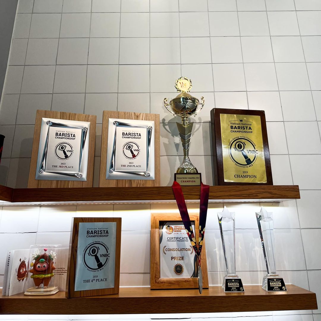 [☕️🇻🇳Mellower Coffee HCM  🥤 Top1Coffee ☕️ Cảm ơn vì những nỗ lực của từng cá nhân và tập thể, góc này sắp hết chỗ trưng rồi ạ  Specialty Coffee with specific flavors
Di , shares-0✔️ , likes-32❤️️ , date-2023-04-17 16:37:59🇻🇳🇻🇳🇻🇳📰🆕