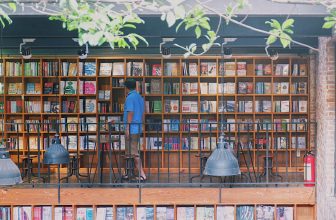 [☕️🇻🇳] Nhã Nam Books N’ Coffee 🥤 Top1Coffee ☕️ Trời mát mẻ, đi dạo một vòng Hiệu sách, đến đoạn này tự dưng thấy lăn tăn. Không biết anh thiết kế có thù gì với mấy người mắc h , shares-0✔️ , likes-58❤️️ , date-2023-09-28 09:31:59🇻🇳🇻🇳🇻🇳📰🆕