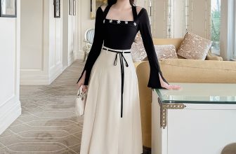 [🆕🇻🇳] CurvyQ – THỜI TRANG NỮ THIẾT KẾ 👕 Top1Fashion 👗  Thiết kế đẹp nhất là khi tôn lên vẻ ngoài rạng ngời xinh tươi của mỗi cô gái>
Outfit thanh nhã, nhẹ nhàng- áo đen tay xẻ tiểu thư, nhưng vẫn bắt mắt với đ , shares-9✔️ , likes-199❤️️ , date-2023-10-24 21:53:36🇻🇳🇻🇳🇻🇳📰🆕