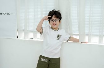 [🆕🇻🇳]  KidStyle.com.vn – Xưởng sỉ quần áo trẻ em 🧑‍🧒❤️️👶⭐️ SET BÉ TRAI SÀNH ĐIỆU
——————————————
Chất liệu quần vải kaki cao cấp mềm mại. Mix áo thun cotton 4C phối bo sọc. Đường may tỉ mỉ tinh tế,  lên form cực đẹ , shares-0✔️ , likes-0❤️️ , date-2023-10-29 19:36:14🇻🇳🇻🇳🇻🇳📰🆕