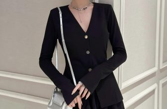 [🆕🇻🇳] CALEB 👕 Top1Fashion 👗  𝐂𝐚𝐦𝐦𝐢𝐞 𝐒𝐞𝐭Trở thành cô nàng thanh lịch sang chảnh không quá khó khi nàng có trong tủ đồ set áo và chân váy xinh xắn này.Với tone màu đen chủ đạo, thi , shares-1✔️ , likes-12❤️️ , date-2023-12-21 14:52:04🇻🇳🇻🇳🇻🇳📰🆕