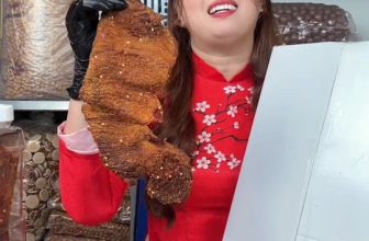 [🆕🇻🇳] Lò Khô Bò Miếng Củ Chi 🍔 Top1Food 🍜 Mùa Xuân Tới Rồi, em xin gửi lời tri ân sâu sắc đến quý anh chị đã ủng hộ khô bò của lò nhà em thời gian qua.
Kính chúc quý anh chị gần xa 1 năm
An Khang T , shares-10✔️ , likes-220❤️️ , date-2024-01-09 14:28:48🇻🇳🇻🇳🇻🇳📰🆕