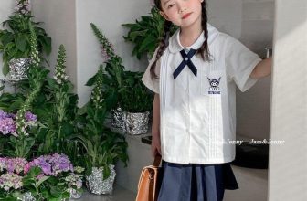 [🆕🇻🇳]  Tiệm cô Kul by Dinh Thuong luôn mang tới những sản phẩm chất lượng, đẹp mắt, theo trend 🧑‍🧒❤️️👶⭐️ Style nữ sinh cho mùa khai giảng cực xinh nhé ạ. Áo trắng túi ngực thêu kuromi kèm nơ điệu đà. Chân váy xếp ly kèm quần đỉnh chóp.
Size: 2-3y 3-4y 4-5y 5- , shares-0✔️ , likes-1❤️️ , date-2024-06-16 18:05:50🇻🇳🇻🇳🇻🇳📰🆕