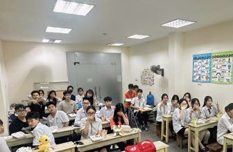 [🆕🇻🇳] Tiếng Anh Ms. My 📚 Top1Learn 📕 Giờ chắc chỉ nghĩ được đến chữ “nghỉ” và chữ “hè”
Tổng kết năm học của một lớp ở trung tâm tôi
Nhìn tôi ngồi lọt thỏm giữa đàn con thế kia, đố mọi người , shares-1✔️ , likes-7❤️️ , date-2024-05-13 13:58:07🇻🇳🇻🇳🇻🇳📰🆕