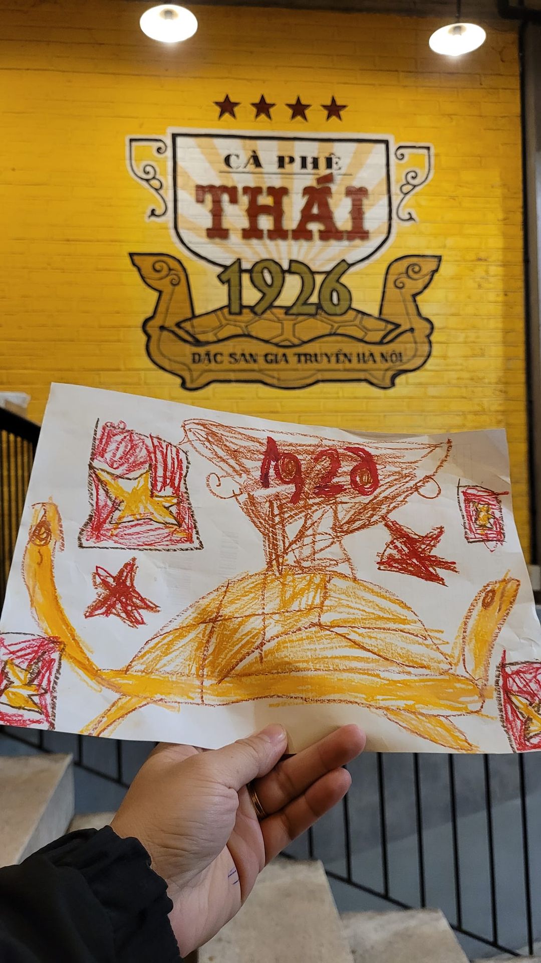 [☕️🇻🇳] Cafe Thái – 27 Triệu Việt Vương – Đây là một quán cà phê nổi bật với không gian của những năm 50 – 60 của thế kỷ 20 🥤 Top1Coffee ☕️ Ông nội mình trước vẽ
Cụ rùa có hai đầu
Một ngoảnh về phía sau
Nghe chuyện ông cha kể,

Một hướng đến hậu thế
Dặn giữ nghề nghiê , shares-2✔️ , likes-94❤️️ , date-2024-02-02 02:34:12🇻🇳🇻🇳🇻🇳📰🆕