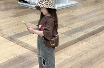 [🆕🇻🇳]  Suri baby kids – Thời trang cho bé thiết kế, hàng QC Cao Cấp 😎❤️️⭐️  My gu – ngầu thì chốt đơn mí em
Về tayyy #1xxk / set full áo + quần bò jean
Lô bộ áo phông mix quần jean xuông rách cho bé đẹp xỉu luôn ý. Ảnh thật trả , shares-4✔️ , likes-130❤️️ , date-2024-02-19 08:28:48🇻🇳🇻🇳🇻🇳📰🆕