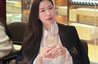 [🆕🇻🇳] H e s T i a 👕 Top1Fashion 👗  𝑳𝒊𝒍𝒍𝒊𝒂𝒏 𝑺𝒉𝒊𝒓𝒕 & 𝑫𝒂𝒗𝒚 𝑩𝒍𝒂𝒛𝒆𝒓   Nằm trong FW Collection, một trong những sản phẩm được kết hợp cùng trong với tông trắng đen trang nhã.
Xuất hiện nhẹ n , shares-3✔️ , likes-50❤️️ , date-2024-02-20 15:32:48🇻🇳🇻🇳🇻🇳📰🆕