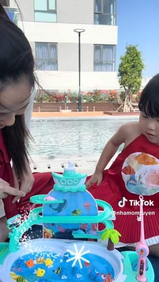 Nhà Mom Tuyền đã thử-Còn bé nhà bạn thì sao?
Bộ đồ chơi câu cá chứa cá heo nam châm bay ngộ nghĩnh giúp bé rèn luyện khả năng phối hợp tay-mắt và sự khéo l