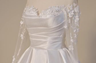 [🆕🇻🇳] Xưởng Váy Sweetie 🤵🏻 Top1Wedding 👰🏻  Điều làm nên cảm giác toả sáng nhè nhẹ, rất đặc biệt của mẫu váy đến từ chất liệu Taffeta cao cấp bắt sáng. Kết hợp với ren hoa 3D hot trend 2024, nàng có  , shares-0✔️ , likes-18❤️️ , date-2024-05-23 15:00:34🇻🇳🇻🇳🇻🇳📰🆕