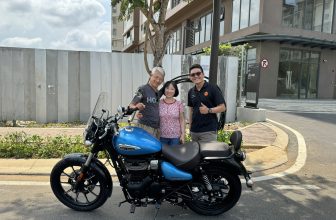 [🆕🇻🇳] Royal Enfield Vietnam  – Nhà phân phối chính thức của Royal Enfield tại Việt Nam 🚗 Top1Go 🏍️  Chúc mừng cô Lan – chú Chính đã lựa chọn xe Meteor 350 cho những chuyến du hành sắp tới!Với ước mơ cho những chuyến đi dài sau khi về hưu cùng với vợ củ , shares-0✔️ , likes-35❤️️ , date-2024-04-17 15:00:07🇻🇳🇻🇳🇻🇳📰🆕