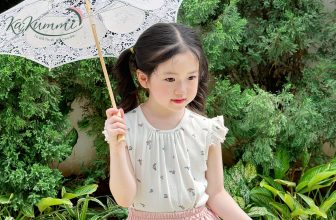 [🆕🇻🇳] KAKUMMI là thương hiệu VN hàng đầu thiết kế & sản xuất áo thời trang cho bé 😎❤️️⭐️  Tận hưởng mùa hè rực rỡ và nổi bật trong set bộ xinh yêu nhà Kakummi mẹ nhé !Siêu dễ thương với thiết kế áo trắng phối bèo điệu đà mix chân váy hồng ngọ , shares-0✔️ , likes-5❤️️ , date-2024-05-25 14:00:49🇻🇳🇻🇳🇻🇳📰🆕