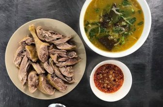 [🆕🇻🇳] CÀ MÈN – Đặc sản quê hương Quảng Trị 🍔 Top1Food 🍜 Chiều cuối tuần, cả nhà quây quần bên mâm cơm ấm cúng.
Chiều ni Mèn có:
– Vịt luộc chấm mắm gừng kèm cháo huyết
– Mẹt gà 6 món
– Gà nổ muối hột kèm xô , shares-0✔️ , likes-17❤️️ , date-2024-05-31 20:28:58🇻🇳🇻🇳🇻🇳📰🆕