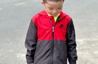 [🆕🇻🇳]  Yuri Misu – Chuyên Chuyên Quần áo Trẻ em Vnxk , Original, authentic, Cambo xuất khẩu 😎❤️️⭐️ #Áo khoác làm mưa gió 3 hm nay….  Ai nhận áo khoác này cũng phải hỏi. Có áo ng lớn ko. Dạ xin lỗi hàng này chỉ cho trai nhí nhà min thôi ạ.
10 điểm ko có  , shares-2✔️ , likes-8❤️️ , date-2024-05-27 16:59:54🇻🇳🇻🇳🇻🇳📰🆕