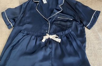 [🆕🇻🇳] Khang VNXK 👕 Top1Fashion 👗  Set bộ mặc nhà  P R I M A R K
( Trước nhà Khang có về 1 bộ đen viền hồng )
Lụa satin mềm mướt nhẹ, thiết kế pijamas một màu xanh đen, phối né trắng  nhẹ- x , shares-0✔️ , likes-9❤️️ , date-2024-05-23 21:02:08🇻🇳🇻🇳🇻🇳📰🆕