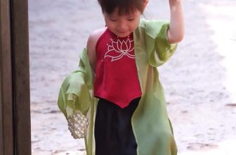 [🆕🇻🇳] Nhà Hạt Dẻ – Thời trang Trẻ em và Gia đình 😎❤️️⭐️ Nàng váy áo tứ thân này mà đi chụp sen thì hết ý. Chuẩn bị luôn đồ xinh cho Mùa Trung Thu sắp đến. Set yếm cho bé xinh yêu thêu hình HOA SEN + mix cùng châ , shares-0✔️ , likes-0❤️️ , date-2024-06-04 08:07:00🇻🇳🇻🇳🇻🇳📰🆕