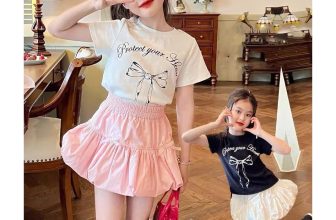 [🆕🇻🇳]  Tiệm cô Kul by Dinh Thuong luôn mang tới những sản phẩm chất lượng, đẹp mắt, theo trend 🧑‍🧒❤️️👶⭐️ Bắt trend xinh xuất sắc. Áo cotton mềm mát hoạ tiết nơ. Chân váy dáng boom đính nơ đồng bộ cực đẹp. Cái màu áo và quần mix với nhau quá nổi bật. Qua em liv , shares-1✔️ , likes-2❤️️ , date-2024-06-07 02:59:27🇻🇳🇻🇳🇻🇳📰🆕