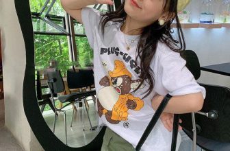 [🆕🇻🇳]  Tiệm cô Kul by Dinh Thuong luôn mang tới những sản phẩm chất lượng, đẹp mắt, theo trend 🧑‍🧒❤️️👶⭐️ Đổi gió với style cá tính cool ngầu nha. Set áo phông hoạ tiết hoạt hình. Chân váy kaki rêu kèm quần bảo hộ cực chất. Bé nào ko thích điệu đà đảm bảo thích , shares-0✔️ , likes-0❤️️ , date-2024-06-07 02:44:43🇻🇳🇻🇳🇻🇳📰🆕