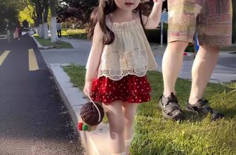 [🆕🇻🇳]  Hello Bébe ▪️ Shop chuyên order Quảng Châu 🧑‍🧒❤️️👶⭐️ Set 3 món áo baby doll + váy + turban. Mẹ khỏi đau đầu phối đồ nò
Bảng size:
Size 80: 9-11kg
Size 90: 11-13kg
Size 100: 13-15kg
Size 110: 15-19kg
Siz , shares-0✔️ , likes-5❤️️ , date-2024-06-08 16:21:15🇻🇳🇻🇳🇻🇳📰🆕