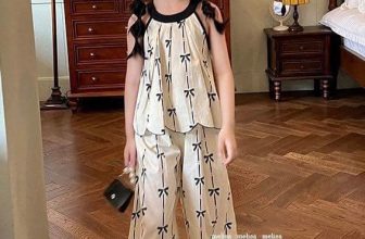 [🆕🇻🇳]  Tiệm cô Kul by Dinh Thuong luôn mang tới những sản phẩm chất lượng, đẹp mắt, theo trend 🧑‍🧒❤️️👶⭐️ Chiếc set đi biển hết nước chấm
Xinh u mê với set bộ này!
Áo cổ yếm kết hợp quần cullotes, lên dáng cực đỉnh, hack dáng vô cùng ạ. Hoạ tiết nơ đang cực  , shares-0✔️ , likes-2❤️️ , date-2024-06-07 16:13:21🇻🇳🇻🇳🇻🇳📰🆕