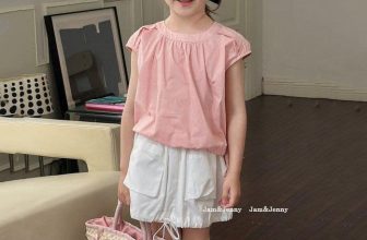 [🆕🇻🇳]  Tiệm cô Kul by Dinh Thuong luôn mang tới những sản phẩm chất lượng, đẹp mắt, theo trend 🧑‍🧒❤️️👶⭐️ Set xinh ơi là xinh. Vibe Hàn Quốc đẹp sang nhẹ nhàng lắm. Áo thô mềm mát, chân váy dáng bí kèm quần tiện lợi. Màu hồng phấn kẹo ngọt mix trắng bao tôn da, , shares-0✔️ , likes-1❤️️ , date-2024-06-10 16:10:27🇻🇳🇻🇳🇻🇳📰🆕