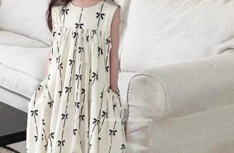 [🆕🇻🇳]  Tiệm cô Kul by Dinh Thuong luôn mang tới những sản phẩm chất lượng, đẹp mắt, theo trend 🧑‍🧒❤️️👶⭐️ Nắng nóng lên mấy em váy chill chill nàng thơ nha các mẹ. Chất thô cotton mềm mát mà ko nhăn mặc siêu thích. Hoạ tiết nơ xinh sang nhẹ nhàng yêu lắm. Dáng  , shares-0✔️ , likes-4❤️️ , date-2024-06-11 15:56:37🇻🇳🇻🇳🇻🇳📰🆕