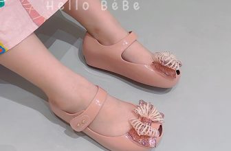 [🆕🇻🇳]  Hello Bébe ▪️ Shop chuyên order Quảng Châu 🧑‍🧒❤️️👶⭐️  Bước vào tiệm giày rồi bước ra, vì chẳng có đôi nào đẹp bằng đôi ta.
Ghé Hello Bébe ngắm đôi búp bê #MiniDD này đi ạ. Được làm bằng cao su mềm, thơm, đặc  , shares-1✔️ , likes-1❤️️ , date-2024-06-18 09:41:21🇻🇳🇻🇳🇻🇳📰🆕