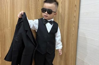 [🆕🇻🇳] TikTak House – Thời trang thiết kế cho bé 🧑‍🧒❤️️👶⭐️ Mới 4 tuổi mà má đã bắt đi dẫn đoàn hỏi vợ cho cậu rùi ạ.  Feedback cực kì cool ngầu từ khách nhí nhà Tiktak House  Full set vest đen sơ mi trắng vẫn luôn  , shares-0✔️ , likes-5❤️️ , date-2024-06-13 16:37:14🇻🇳🇻🇳🇻🇳📰🆕