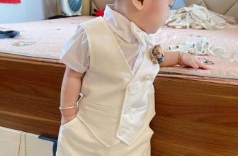 [🆕🇻🇳] TikTak House – Thời trang thiết kế cho bé 🧑‍🧒❤️️👶⭐️ Mom nhận được đồ shop gửi là lôi ngay thằng nhỏ ra chụp feedback gửi shop.
Set gile full trắng + hoa cài áo vẫn được các mẹ ủng hộ mua nhiều ạ.
Shop vẫ , shares-0✔️ , likes-4❤️️ , date-2024-06-16 00:33:36🇻🇳🇻🇳🇻🇳📰🆕