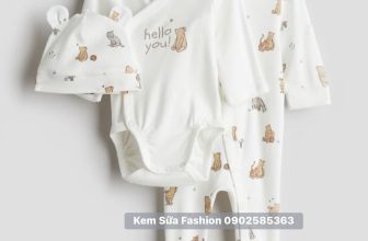 [🆕🇻🇳]  Kem Sữa Fashion – Baby & Kid Authentic – Chuyên thời trang trẻ em hàng hiệu xách tay 🧑‍🧒❤️️👶⭐️  Xịn xò con bò quá, hoạ tiết GẤU POOH xinh
Set 3 chi tiết như ảnh sêu còn 3⃣5⃣5⃣k+kg
Sz 0-1m 1-2m 2-4m 4-6m
Order #HM 2-3 tuần hàng , shares-0✔️ , likes-2❤️️ , date-2024-07-04 15:49:58🇻🇳🇻🇳🇻🇳📰🆕