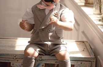 [🆕🇻🇳]  MMKID aims to bring kids the most high fashionable and high quality party design 🧑‍🧒❤️️👶⭐️ Boy Kid’s vest party wears in Brown
Set 4 pieces: Vest shorts, Pant, Shirts in white, Bow tie.
Available now at MMKID
#happysummer #ẢnhGiaĐình #tiệcthô , shares-0✔️ , likes-5❤️️ , date-2024-06-22 03:36:26🇻🇳🇻🇳🇻🇳📰🆕