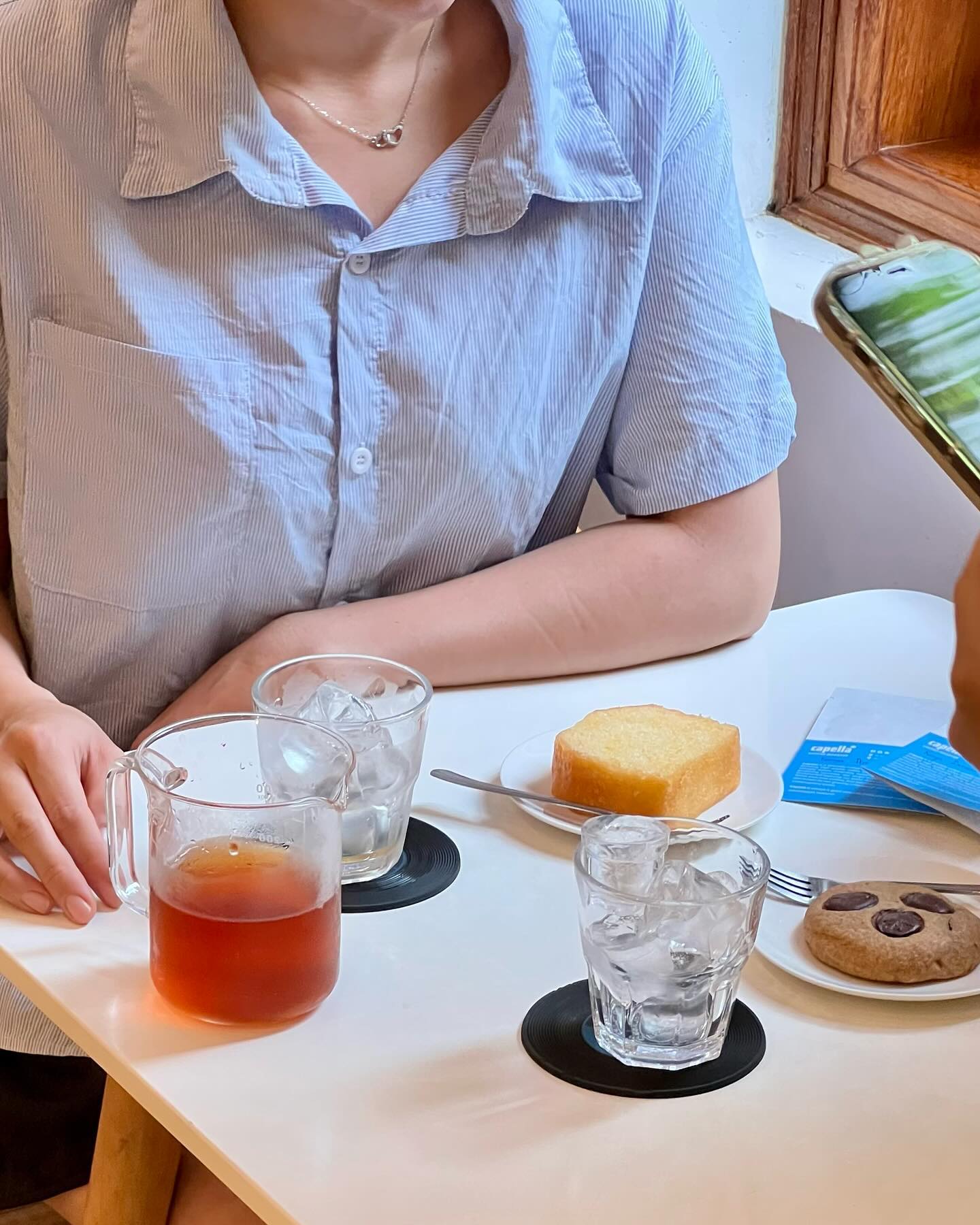 Gặm nhấm một cuốn sách hay bên bình “pour-over” đá mát lạnh. mùa hè dịu dàng vẫn ẩn nấp đâu đây trong con ngõ nhỏ có Capella. Bạ