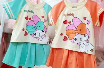 [🆕🇻🇳] Beekids – Quần Áo Trẻ Em & Phụ Kiện – Thời trang trẻ em BEE chuyên về quần áo trẻ em cao cấp cho bé từ 1-14 tuổi 🧑‍🧒❤️️👶⭐️ Set áo váy cho bé họa tiết Melody siêu dễ thương luôn Mẹ. Chân váy có quần trong , lưng thun mềm bé mặc rất thoải mái. Nguyên bộ là thun cotton 4 chiều, Mẹ , shares-0✔️ , likes-2❤️️ , date-2024-07-04 15:42:01🇻🇳🇻🇳🇻🇳📰🆕