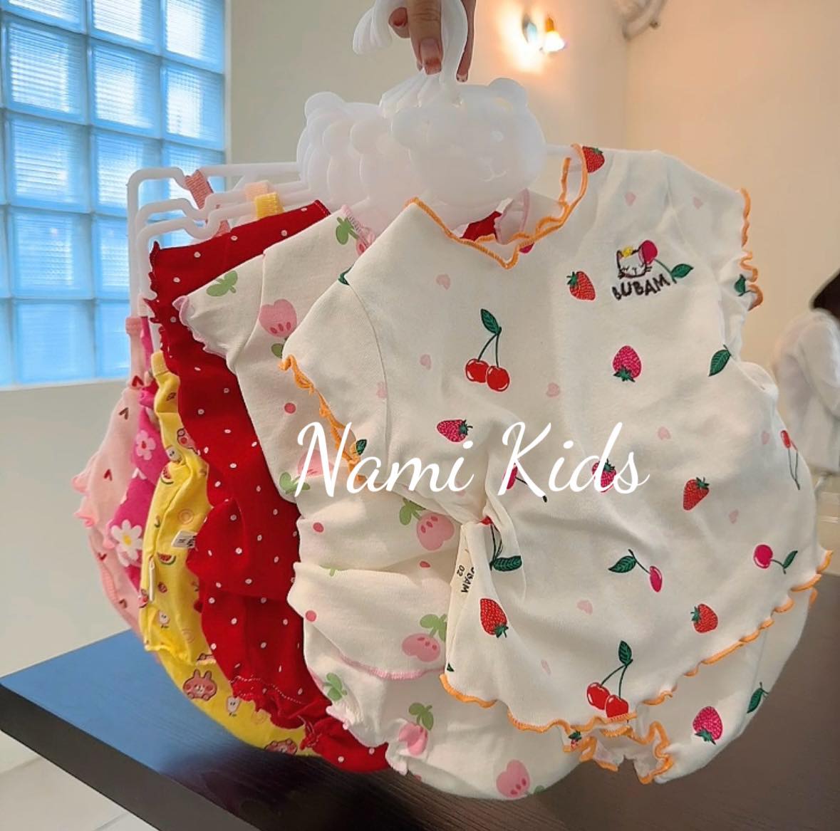 [🆕🇻🇳]  Little BU – Chuyên đồ sơ sinh cao cấp, phân phối chính hãng BU Baby 🧑‍🧒❤️️👶⭐️ MỀM MỀM, MỊN MỊN, CHẠM LÀ MÊ
Bộ dài tay cài chéo sợi treThiết kế không thể bỏ lỡ dành cho các sơ sinh
Hàng cúc bấm tiện lợi, cạp quần không chun thoải , shares-0✔️ , likes-5❤️️ , date-2024-07-04 19:44:38🇻🇳🇻🇳🇻🇳📰🆕