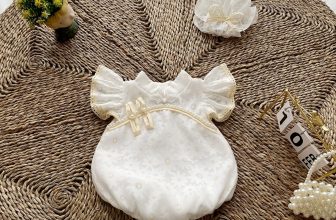 [🆕🇻🇳]  Babi Shop-Đồ thiết kế cho công chúa nhỏ của Mẹ! 🧑‍🧒❤️️👶⭐️ Body trắng hoa ép cổ tàu cách điệu
Chất liệu: Tơ hoa ép, hàng 2 lớp lèm lót
Size: sơ sinh -12kg
——————————————
Shopee:
Ship COD toàn quốc – Kiểm , shares-0✔️ , likes-3❤️️ , date-2024-07-05 15:00:29🇻🇳🇻🇳🇻🇳📰🆕