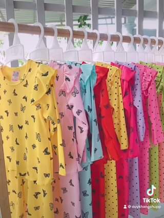 [🆕🇻🇳] Mix’s Store – Quần áo, giày dép, phụ kiện thời trang trẻ em 🧑‍🧒❤️️👶⭐️ Em lên mẫu mới nè, nhìn cũng cưng lắm chị em nha , set này có thể tách lẻ áo quần được nha, không thì cứ chốt theo set lên đồ cho nhanh nè, quá chất ạ. Sz  , shares-0✔️ , likes-12❤️️ , date-2024-07-05 16:27:21🇻🇳🇻🇳🇻🇳📰🆕