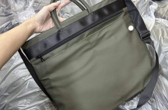 [🆕🇻🇳]  Măng Kids chuyên các mặt hàng xuất dư, xuất xịn 😎❤️️⭐️ AUTH TUỒN Xịn Sò
Túi đựng laptop
Chống thấm nước. Cho mùa mưa nắng là quá hợp lý ạ
Size tầm: 45 x 36 x 5 cm
Vừa Lap 15 inch. Gọn nhẹ cực kì  Kèm dâ , shares-0✔️ , likes-6❤️️ , date-2024-07-06 15:48:42🇻🇳🇻🇳🇻🇳📰🆕