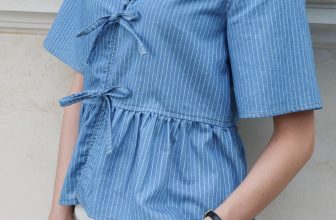 [🆕🇻🇳] SHEMODA  👕 Top1Fashion 👗  𝐑𝐈𝐁𝐁𝐎𝐍 𝐁𝐋𝐔𝐄 𝐓𝐎𝐏 𝐱 𝐂𝐔𝐋𝐎𝐓𝐓𝐄𝐒 𝐉𝐄𝐀𝐍𝐒–Áo ngắn tay phối nơ nữ tính và trẻ trung, chất liệu Cotton lụa mềm mại và ít nhắn với hiệu ứng kẻ sọc bắt mắt. Dáng áo , shares-1✔️ , likes-3❤️️ , date-2024-07-08 17:58:08🇻🇳🇻🇳🇻🇳📰🆕