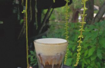 [☕️🇻🇳] CoCo’s Coffee 🥤 Top1Coffee ☕️ Nhặt một cánh hoa rơi, dù chẳng để làm gì, chỉ là thêm chút thi vị cho ly cà phê kem sớm nay thôi
– Tỉnh táo – Thơm – Ngon – Tr , shares-0✔️ , likes-16❤️️ , date-2020-09-24 14:00:27🇻🇳🇻🇳🇻🇳📰🆕