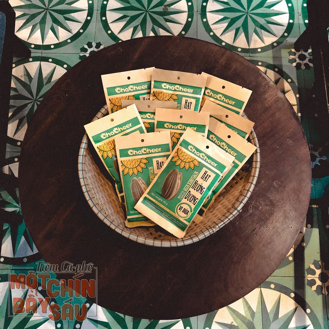 [☕️🇻🇳] 1976 Cà phê   🥤 Top1Coffee ☕️ Món vặt gây nghiện cho những buổi trò chuyện xuyên thời gian tại 76 

Gọi đôi ba ly trà, thêm phần hướng dương nữa. 

Cùng tiếng , shares-3✔️ , likes-9❤️️ , date-2020-10-06 16:00:00🇻🇳🇻🇳🇻🇳📰🆕