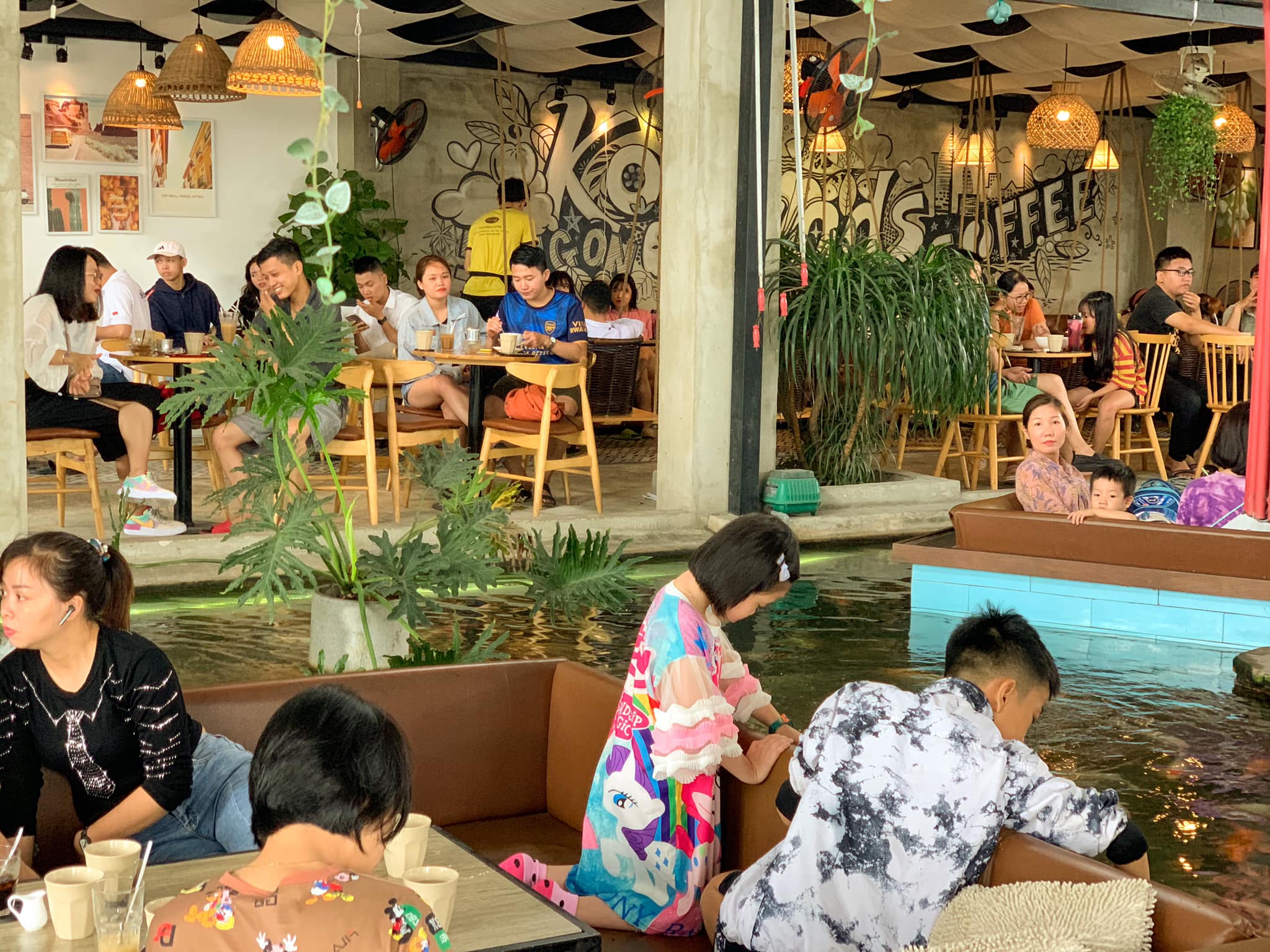 [☕️🇻🇳] Koilands Coffee 🥤 Top1Coffee ☕️  Oi bức, nắng nóng thế này , giam mình trong 4 bức tường có lẽ k phải là giải pháp tối ưu rồi các bạn nhỉ ?  alo nhau! Caphe thư , shares-6✔️ , likes-19❤️️ , date-2021-03-12 00:49:08🇻🇳🇻🇳🇻🇳📰🆕