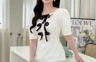 [🆕🇻🇳] Daphneé  – Towards elegance, tenderness, femininity but still posssesing high application 👕 Top1Fashion 👗  𝐋𝐞 𝐜𝐡𝐚𝐫𝐦𝐞 𝐝𝐞 𝐥𝐚 𝐝𝐚𝐦𝐞 – 𝐉𝐨𝐥𝐢𝐞 𝐓𝐨𝐩 𝐱 𝐀𝐦𝐛𝐞𝐫 𝐒𝐤𝐢𝐫𝐭
Tiếp tục sử dụng chi tiết nơ cách điệu làm điểm nhấn, Jolie top là một chiếc áo kiểu dáng peplum cổ điển như , shares-1✔️ , likes-7❤️️ , date-2023-11-07 01:00:11🇻🇳🇻🇳🇻🇳📰🆕