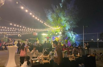 [☕️🇻🇳] Cham Cham Bakery – Coffee 🥤 Top1Coffee ☕️ Một ngày chạy hết công suất của Cham Cham là đây!Riêng hôm nay, nhà Cham đã hoàn thiện 2-3 đơn tiệc ngọt sự kiện và đếm không  , shares-0✔️ , likes-32❤️️ , date-2023-12-24 01:31:54🇻🇳🇻🇳🇻🇳📰🆕