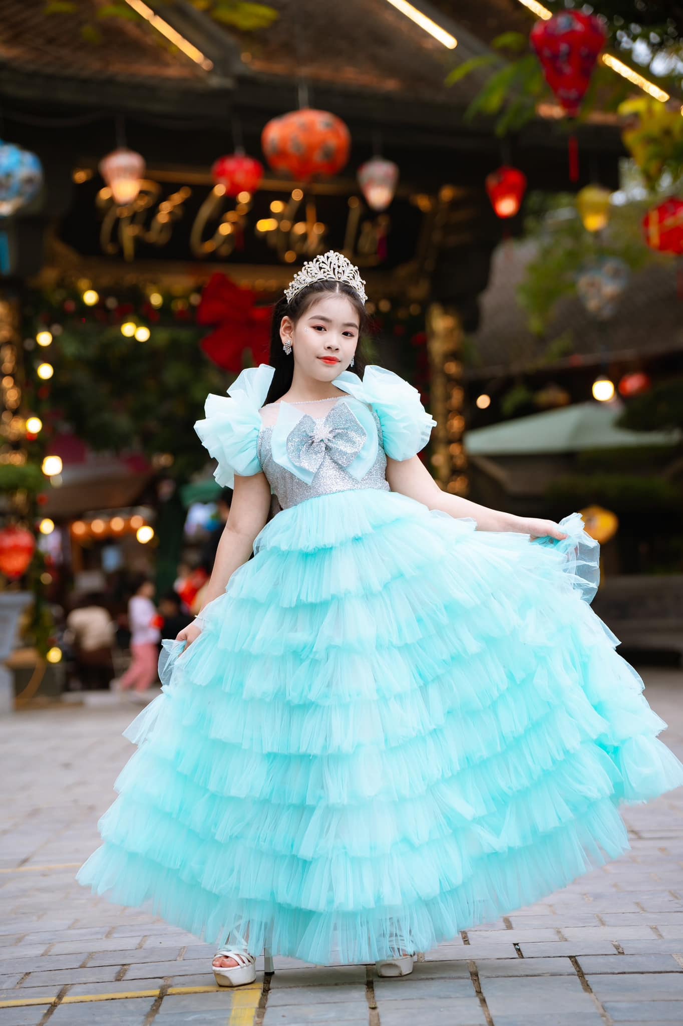 Hoa hậu nhí du lich thế giới Jenny Bảo Ngọc thật xinh đẹp trong chiếc váy xanh thiên thanh của AnBie
#AnBiebybonghoanho #AnBiebarbie #nhungbonghoanho #AnB