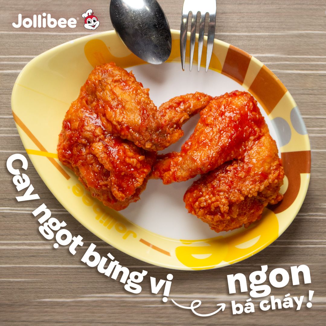 Nếu để bình chọn món ngon “bá cháy”, tui mạnh dạn đề cử Gà Sốt Cay . Cay ngọt bừng vị cỡ này thì ăn một lần đảm bảo xao xuyến một đời luôn nha. Thèm quá